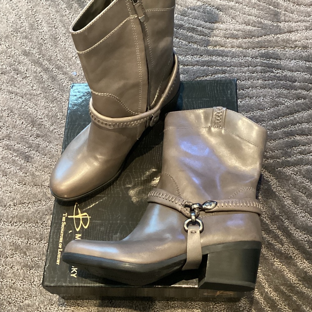 B. Makowsky gray Hudson Leather Boots NWOTS